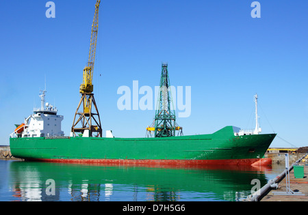 La nave da carico i costi in un ormeggio Foto Stock