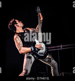 Toronto, Ontario, Canada. Il 7 maggio 2013. British heavy metal band 'Bullet per la mia Valentine" eseguita al Sound Academy di Toronto. Nella foto: il bassista JASON JAMES (immagine di credito: credito: Igor Vidyashev/ZUMAPRESS.com/Alamy Live News) Foto Stock