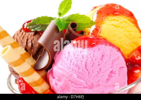 Gelato gelato con salsa di fragole Foto Stock