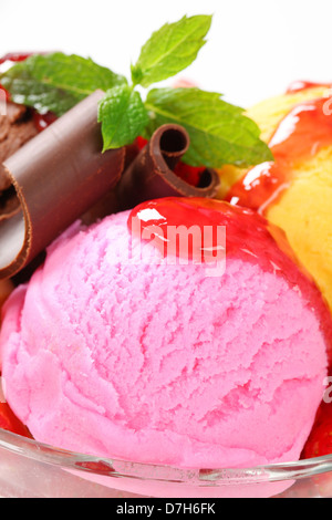 Gelato gelato con salsa di fragole Foto Stock