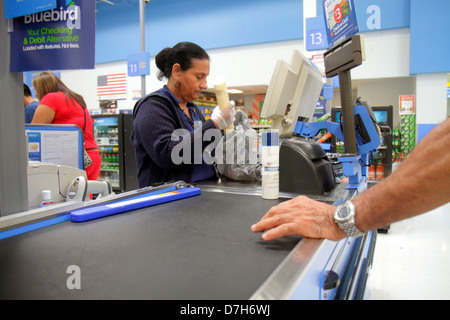 Miami Florida, Walmart Big-Box, sconto, shopping shopper shopping negozi mercati di mercato di vendita di mercato, negozi al dettaglio negozi business bus Foto Stock