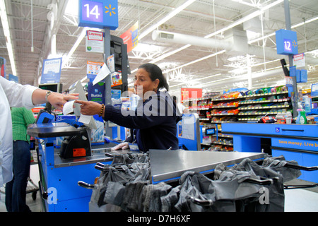 Miami Florida,Walmart,discount,shopping shopper shopper shopping negozi mercati di mercato di mercato di vendita di acquisto,negozi al dettaglio negozi business business, Foto Stock