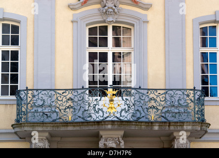 Dettagli architettonici di Freiburg im Breisgau, una città nel Baden-Wuerttemberg (Germania) che mostra un balcone decorato Foto Stock