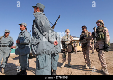 Polizia afgana essendo formati da militare olandese a Kunduz, Afghanistan Foto Stock