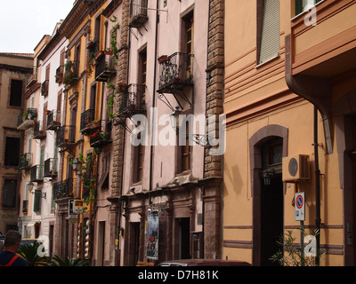 Case con molti balconi in Bosa sull isola di Sardegna Foto Stock