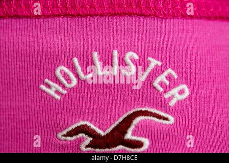 Illustrazione - Il logo del lifestyle brand Hollister, un gabbiano, è attaccata alla cintura di Hannover, Germania, 03 aprile 2013. Foto: Julian Stratenschulte Foto Stock