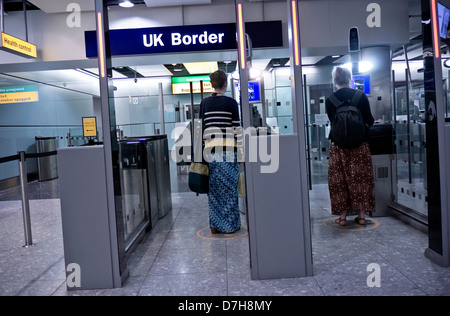 Regno Unito passaporto biometrico di controllo di frontiera per i passeggeri in arrivo all'aeroporto di Londra Heathrow Terminal 3 Foto Stock