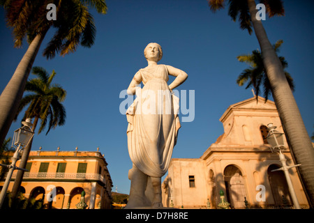Statua di fronte alla cattedrale e alla piazza Plaza Mayor in Trinidad, Cuba, Caraibi Foto Stock