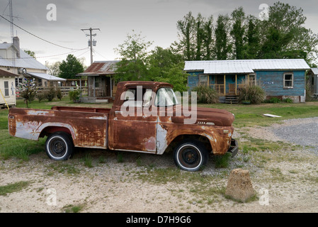 Il vecchio camioncino parcheggiato presso la conservazione Hopson Azienda Clarksdale Mississippi USA Foto Stock