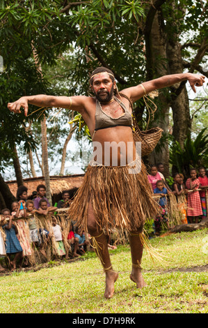 Abbassando il tono, un ballerino maschio indossare un reggiseno, compie durante il festival annuale della cultura tradizionale nelle banche Isole Vanuatu settentrionale Foto Stock