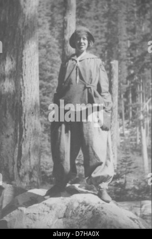 Questa immagine della Herman Bohlman Collection mostra le persone in piedi su rocce, con alcuni che indossano l'attrezzatura da arrampicata. La foto cattura un momento di avventura all'aria aperta, con gli escursionisti impegnati in attività ricreative in un ambiente naturale. Foto Stock
