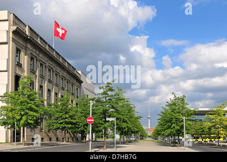 L'Ambasciata di Svizzera e la torre della televisione di Berlino Foto Stock