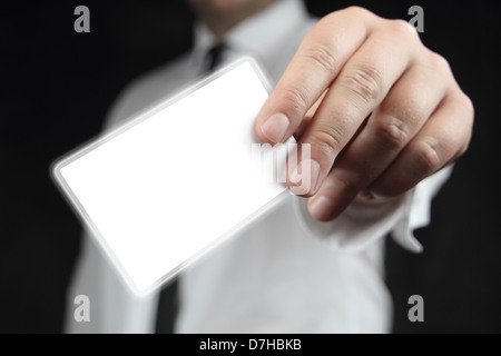 Imprenditore in camicia bianca con una cravatta nera, mostra business card con spazio di copia Foto Stock