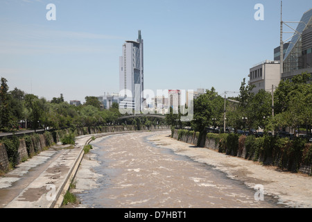 Santiago de Cile Torre Telefonica Rio Mapocho Foto Stock