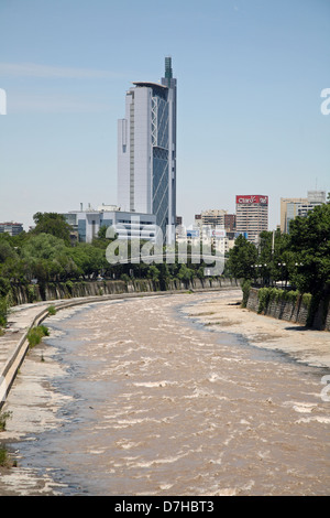 Santiago de Cile Torre Telefonica Rio Mapocho Foto Stock