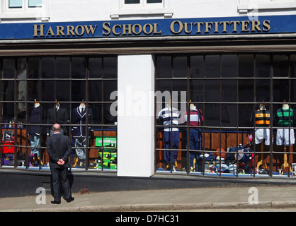 Un gentleman cercando nella finestra di Harrow school shop, Harrow sulla Hill, London, Regno Unito Foto Stock