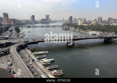 Vista aerea del centro cittadino del Cairo e Nilo, il 6 ottobre a ponte Foto Stock