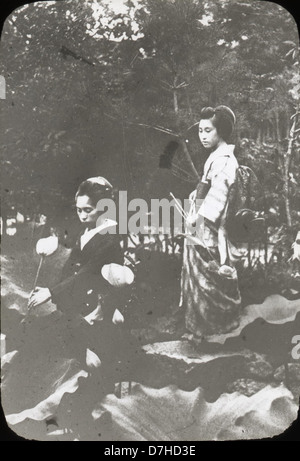Questa collezione di immagini presenta ritratti di ragazze giapponesi, che mostrano contesti culturali e sociali del Giappone. Le fotografie evidenziano aspetti tradizionali e contemporanei della vita giapponese. Foto Stock