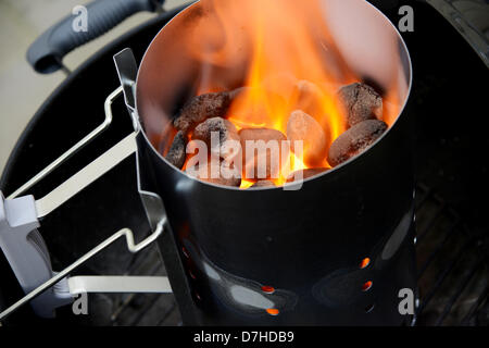 Il camino starter 'Rapidfire' riscalda bricchette di carbone su una griglia a Bamberg in Germania, 06 maggio 2013. Foto: David Ebener Foto Stock