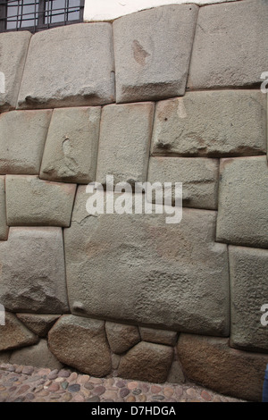 Perù Cusco Inca Roca Calle Hatunrumiyoc inca muro di pietra dodecagonale Foto Stock