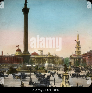 Trafalgar Square a Londra è uno degli spazi pubblici più famosi del Regno Unito, noto per il suo significato storico e i suoi monumenti iconici, tra cui la colonna di Nelson e la National Gallery. La piazza è stata un punto focale sia per le celebrazioni che per le proteste di tutta la storia di Londra. Foto Stock