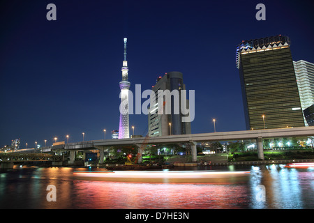 Giappone, Tokyo Sumida-ku, vista notturna di Tokyo Sky Tree (634 m) dal fiume Sumida Foto Stock