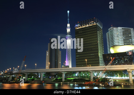 Giappone, Tokyo Sumida-ku, vista notturna di Tokyo Sky Tree (634 m) dal fiume Sumida Foto Stock