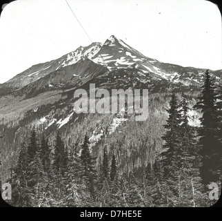 Una fotografia del monte Jefferson, presa dagli Archivi dell'OSU, che mostra ghiacciai e terreni montuosi dell'Oregon, Stati Uniti. Il monte Jefferson fa parte della catena montuosa Cascade ed è un luogo popolare per escursioni a piedi e per esplorare la natura. Foto Stock