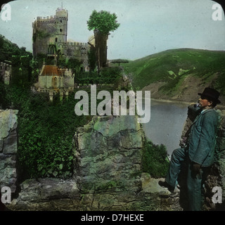 Il castello di Rheinstein è una fortezza del XIV secolo situata sulle rive del Reno in Germania. È conosciuta per la sua posizione strategica lungo il fiume, che offre vedute panoramiche del paesaggio circostante e un ricco significato storico come parte della storia medievale della regione. Foto Stock