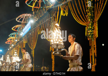 La ritualità quotidiana della Ganga Aarti a Varanasi ghat principale. India. Foto Stock