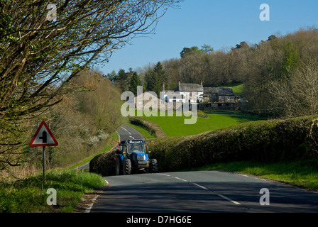 Il trattore su una strada5074 attraverso il Lyth Valley, South Lakeland, Cumbria, England Regno Unito Foto Stock