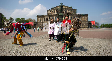 Dresden, Germania, 08 maggio 2013. I rappresentanti del Oneida nazione indiana dagli USA la danza una danza tradizionale in occasione del Karl Festival di Maggio Radebeul sulla Piazza del Teatro di fronte la Semperoper di Dresda, in Germania, 08 maggio 2013. Il Karl Festival di maggio si svolge nel Lößnitzgrund a Radebeul, l'ultima dimora dell'avventura scrittore Karl May dal 10 al 12 maggio 2013. Foto: ARNO BURGI/DPA/Alamy Live News Foto Stock