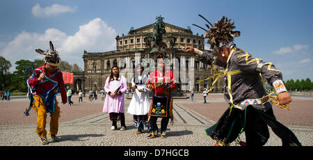 Dresden, Germania, 08 maggio 2013. I rappresentanti del Oneida nazione indiana dagli USA la danza una danza tradizionale in occasione del Karl Festival di Maggio Radebeul sulla Piazza del Teatro di fronte la Semperoper di Dresda, in Germania, 08 maggio 2013. Il Karl Festival di maggio si svolge nel Lößnitzgrund a Radebeul, l'ultima dimora dell'avventura scrittore Karl May dal 10 al 12 maggio 2013. Foto: ARNO BURGI/DPA/Alamy Live News Foto Stock
