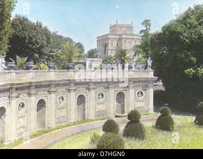 Il giardino circolare di Doria Pamphili in Italia è noto per la sua bellezza architettonica e l'ambiente tranquillo. Il design del giardino fonde la natura con elementi classici. Foto Stock