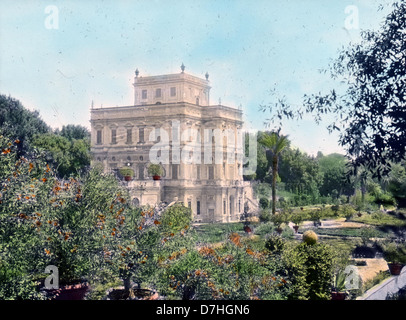Questa vista dall'alto del giardino di Doria Pamphili, presa dal sud-est della villa, mostra i lussureggianti paesaggi e le caratteristiche architettoniche dei famosi Giardini Doria Pamphili di Roma. Foto Stock