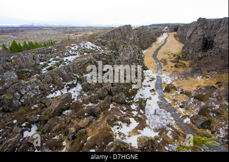 Percorso attraverso la valle di pingvellir in Islanda. La valle si trova tra il Nord America e metà europea di placche tettoniche. Foto Stock