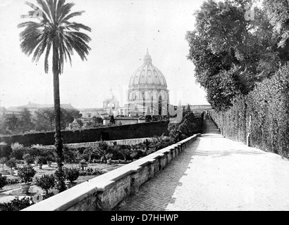 Cupola di San Pietro da giardini vaticani Foto Stock