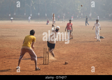 Ragazzi giocare a cricket presso il Maidan ovale in Mumbai, India Foto Stock