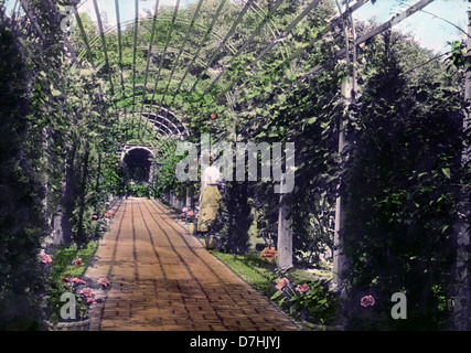 L'immagine mostra lo splendido paesaggio della finemente Barrow Estate a Lake Forest, Illinois, con un porticato tra un giardino di frutteto e un giardino di rose. La scena mette in risalto le caratteristiche paesaggistiche e architettoniche della tenuta. Foto Stock