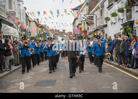 Helston Flora giorno 2013, helston banda cittadina guardato dalla folla come sfilano verso il basso Meneage Street. Bob Sharples Alamy news Foto Stock