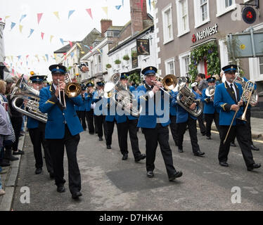 Helston Flora giorno 2013, Helston town band marzo giù per la strada principale la riproduzione della flora giorno tune, Bob Sharples Alamy news Foto Stock