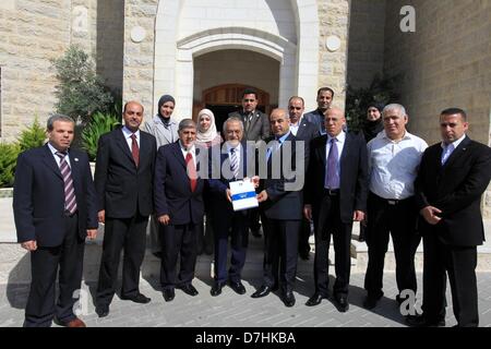 8 maggio 2013 - Ramallah, West Bank, Territorio palestinese - il primo ministro palestinese Salam Fayyad, riceve la relazione annuale della finanza e del controllo amministrativo, in Cisgiordania città di Ramallah, in data 8 maggio 2013 (credito Immagine: © Mustafa Abu Dayehi APA/images/ZUMAPRESS.com) Foto Stock