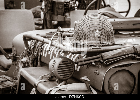 American WW2 Jeep con casco e fucile (rievocazione, disattivato) Foto Stock