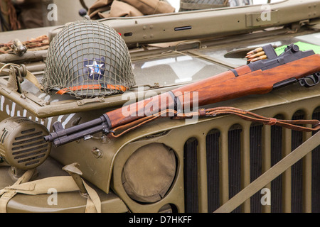 American WW2 Jeep con casco e fucile (rievocazione, disattivato) Foto Stock