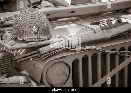 American WW2 Jeep con casco e fucile (rievocazione, disattivato) Foto Stock