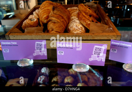 Calorie informazioni per torte e dolci nel caffè bar, Londra Foto Stock