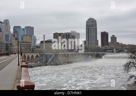 Una vista della skyline di Minneapolis come si vede da una passerella sul fiume Mississippi. Foto Stock