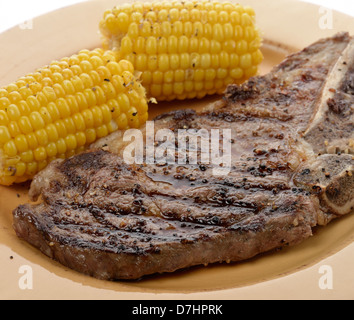 Una nervatura alla brace Bistecca di occhio con mais Foto Stock