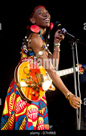 Fatoumata Diawara esegue in Africa Express, Solus, 6 settembre 2012. CARDIFF, Regno Unito. Foto Stock