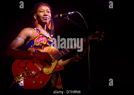 Fatoumata Diawara esegue in Africa Express, Solus, 6 settembre 2012. CARDIFF, Regno Unito. Foto Stock